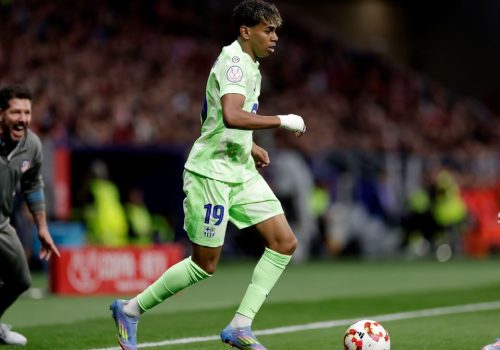 Logo após o terceiro gol do Atleti anotado por Lookman ainda aos 32 minutos do 1º tempo, Lamine...