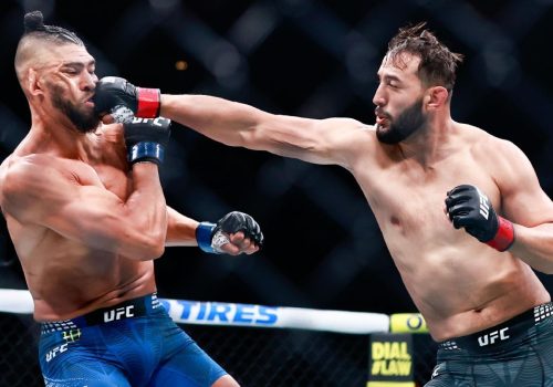 Johnny Walker é golpeado por Dominick Reyes no UFC 327, em Miami (EUA) Carmen Mandato/Getty Images