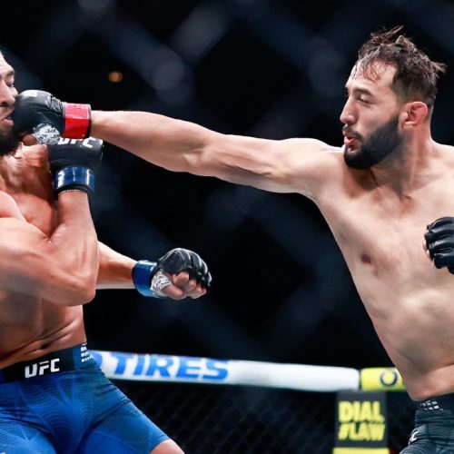 Johnny Walker é golpeado por Dominick Reyes no UFC 327, em Miami (EUA) Carmen Mandato/Getty Images