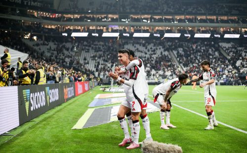 Flamengo vence Corinthians por 2 a 1 e se mantém líder isolado do Brasileirão
