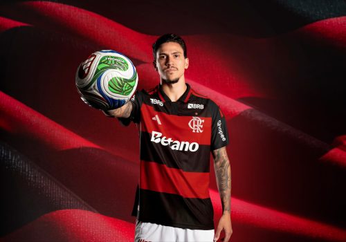 Pedro com a nova camisa do Flamengo – Adidas/Divulgação