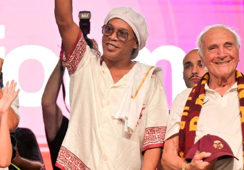 Ronaldinho foi apresentado pelo Ravenna, da terceira divisão italiana – Reprodução/@brfootball