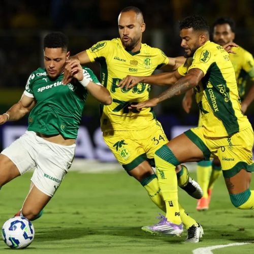 Vitor Roque, do Palmeiras, disputa bola com o jogador do Mirassol no Maião – Cesar Greco/Palme...