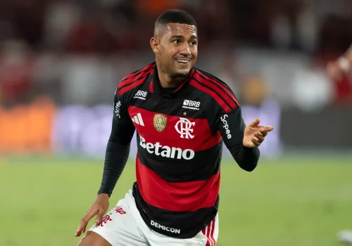 Samuel Lino atribuiu sua evolução no Flamengo às mudanças táticas promovidas por Leonardo Ja...