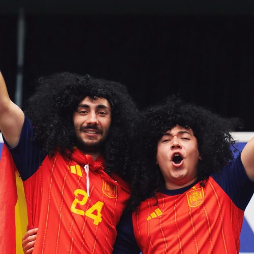 Torcedores espanhóis no jogo contra a França, pela semifinal da Copa de 2026 (Reprodução/X/SE...