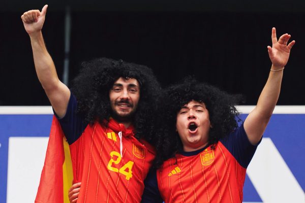 Torcedores espanhóis no jogo contra a França, pela semifinal da Copa de 2026 (Reprodução/X/SE...
