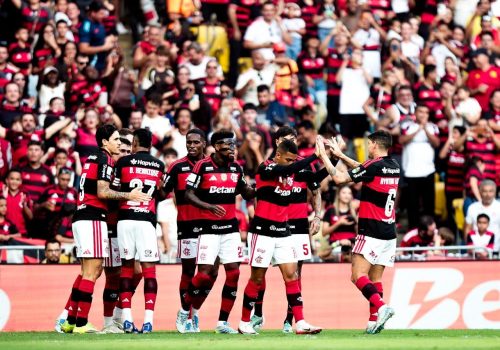 Flamengo vence o Coritiba por 3 a 0 e consolida vice-liderança