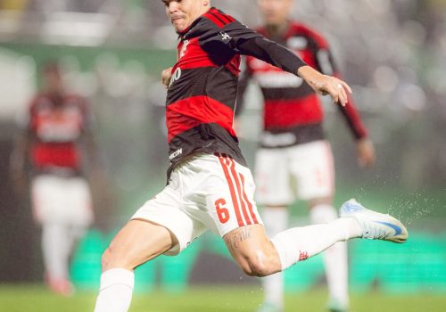 Flamengo vence a Chapecoense por 4 a 0 e Ayrton Lucas admite falhas