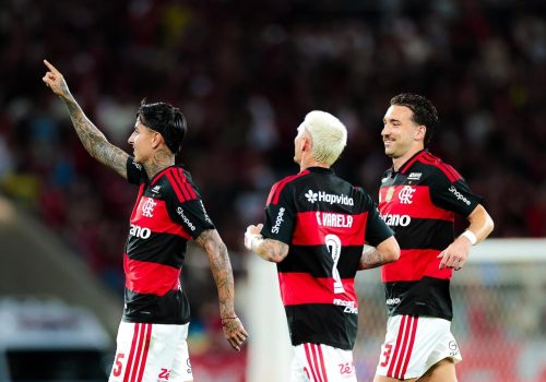 Flamengo vence o Vitória por 2 a 0 no Maracanã e se aproxima do título